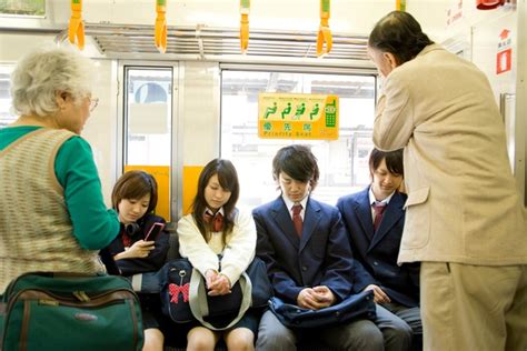 電車内のマナー違反 他人のふるまいは気になるけれど 登場人物たちがつながったポスターが話題 制作側に聞いた｜まいどなニュース