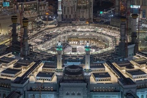 Jamaah Shalat Tarawih Penuhi Masjidil Haram Dan Masjid Nabawi