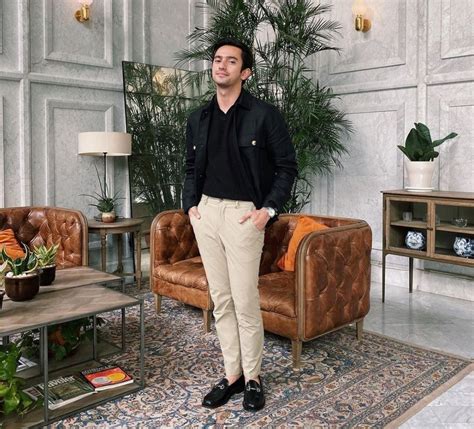 9 Inspirasi Outfit Bukber Ala Aktor Omar Daniel Trendy