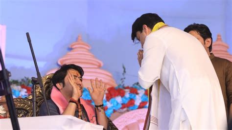 Jyotiraditya Scindia Reached The Stage Of Bageshwar Dham Raised Slogans