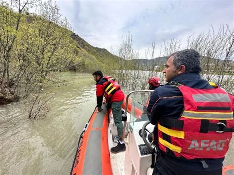 Munzur Ay Na U An Otomobildeki Gencin Arama Al Malar Devam Ediyor