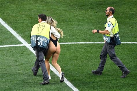 Smoking HOT Blonde Streaker Interrupts Champions League Final VIDEO