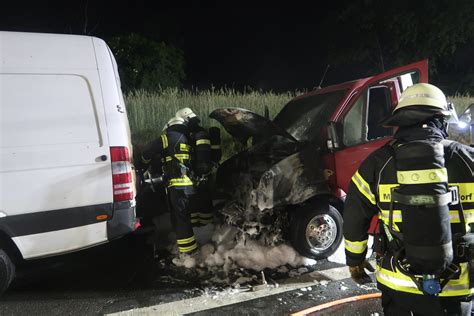 F 2 mehrere brennende Transporter Feuerwehr Mörfelden