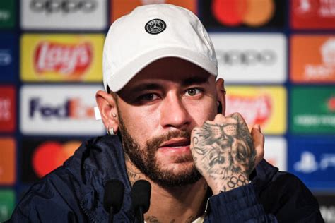 Photo Neymar Jr en conférence de presse au Parc Des Princes à Paris