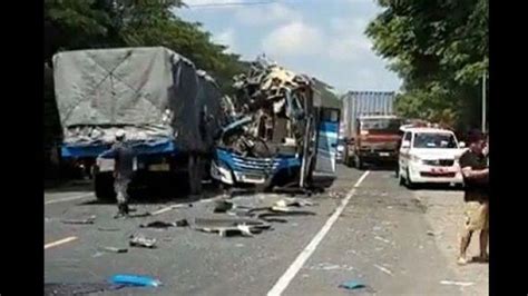 Innalillahi Korban Tewas Kecelakaan Maut Bus Vs Truk Tronton Di