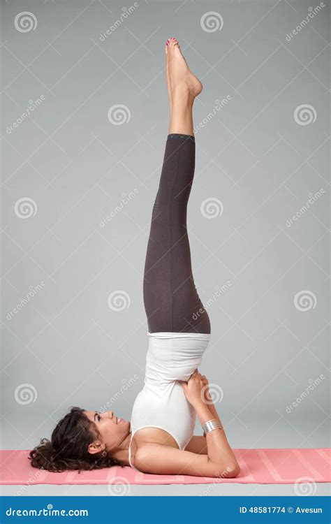 Asana De Ejecución De La Yoga De La Mujer Joven Foto De Archivo