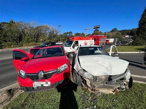 Acidente Na RS 235 Entre Dois Carros Deixa Duas Pessoas Feridas Em