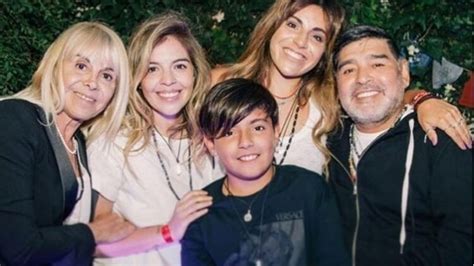 Diego Maradona Y Su Cumpleaños 61 Años Los Emotivos Homenajes De Sus Cinco Hijos Mui Famosos