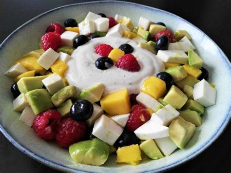 Ensalada de frutas y queso fresco con salsa de yogur Poesía de Fogón