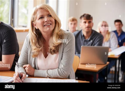 Femme adulte mature Banque de photographies et dimages à haute résolution Alamy
