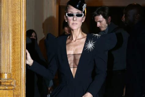 Céline Dion en robe noire au décolleté plongeant et top transparent