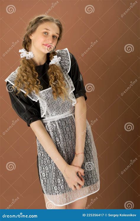 Jeune Fille Blonde Joyeuse En Uniforme Rétro école Image stock Image du bout éducation