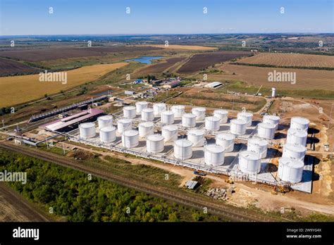 Refinery Oil Gas Storage Tank Hi Res Stock Photography And Images Alamy