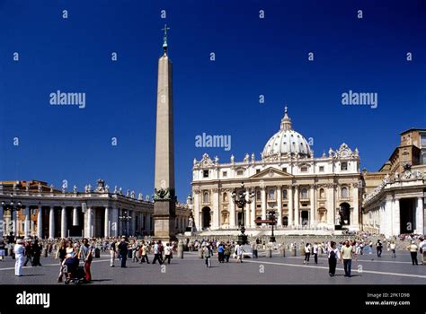 Plaza De San Pedro Y Bas Lica De San Pedro En La Ciudad Del Vaticano