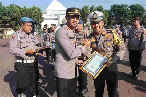 Wujud Apresiasi Kapolres Pasuruan Berikan Penghargaan Kepada Anggota