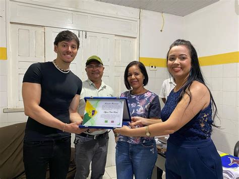 Itaporanga entrega placa de honra ao mérito para professor Alysson