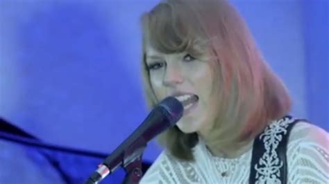 Taylor Swift Performs Intimate Acoustic Show For 100 Of Her Fans Youtube