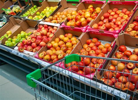 Compra Para Frutas E Legumes Em Um Supermercado Imagem De Stock