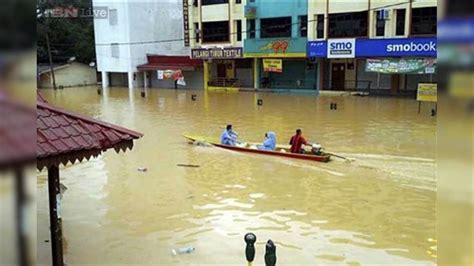 21 Killed Two Lakh Flee Worst Malaysia Floods In Decades