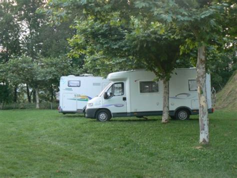 Aire De Stationnement Camping Car Caravanes Et Tentes Montagnes Du Jura