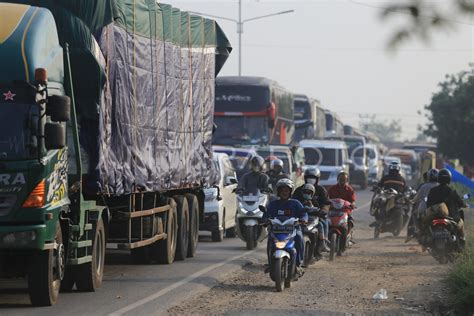 KEPADATAN JALUR PANTURA IMBAS ONE WAY DI TOL ANTARA Foto