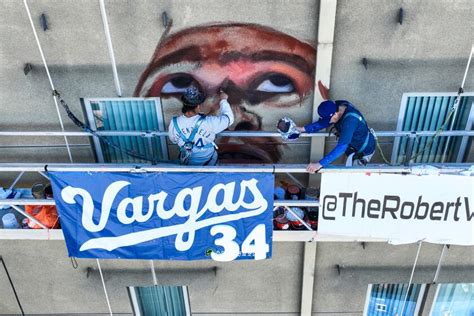 Robert Vargas Refleja En Su Mural En Honor A Fernando Valenzuela El