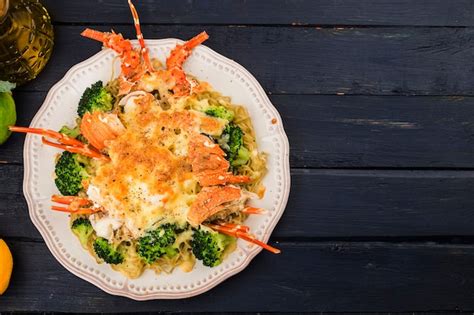 Premium Photo | Baked lobster thermidor with cheese and vegetables