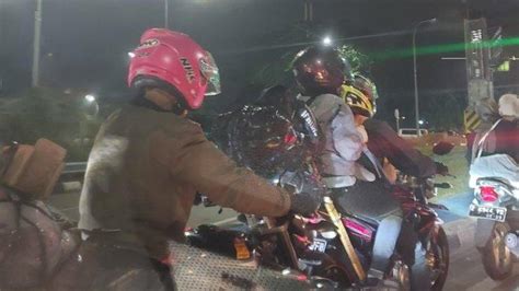 H Lebaran Pemudik Sepeda Motor Mulai Terlihat Di Jalan Raya