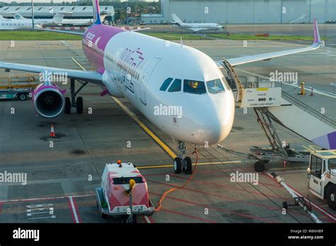 Wizzair flight Fotos und Bildmaterial in hoher Auflösung Alamy