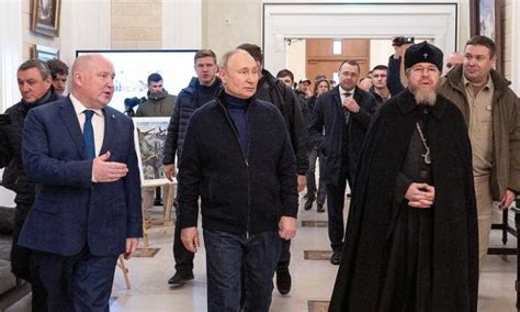 PUTIN VISITA A SORPRESA IN CRIMEA Il Popolano