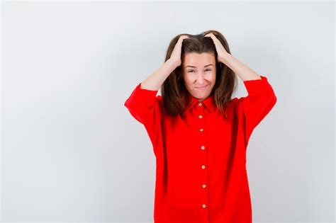 Retrato De Mujer Joven Manteniendo Las Manos En La Cabeza En Blusa Roja