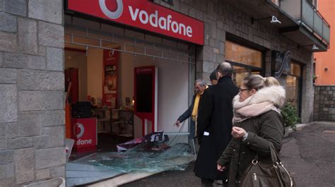 Bologna Spaccata Al Negozio Vodafone In Zona Murri FOTO