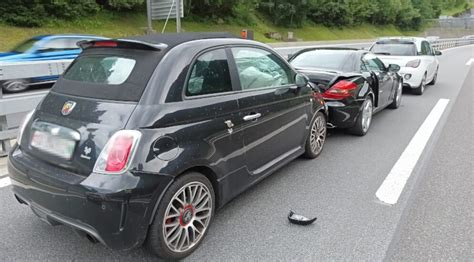 Wassen Ur Autobahn A Auffahrkollision Zwischen Drei Fahrzeugen