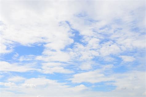 Nubes Blancas Con Cielo Azul De Fondo Foto Gratis