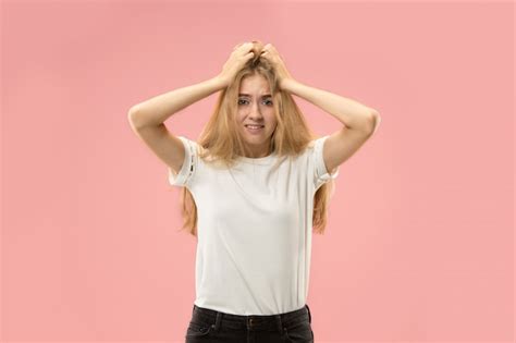 Hermosa Mujer Mirando Sorprendido Y Desconcertado Aislado En Rosa