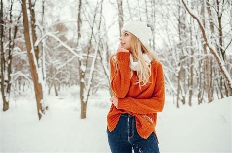 Menina Bonita Em Um Su Ter Laranja Bonito Foto Gr Tis