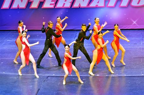 Bailarines Jovenes Que Se Realizan En El Teatro Foto De Archivo