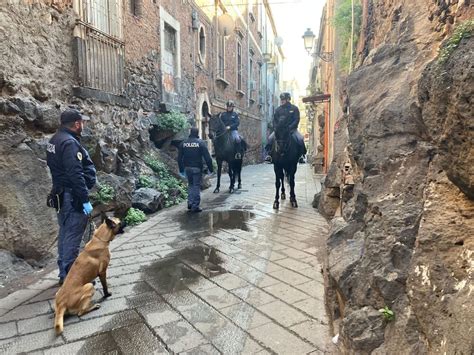 Catania Controlli A Tappeto Della Polizia A San Berillo Vecchio