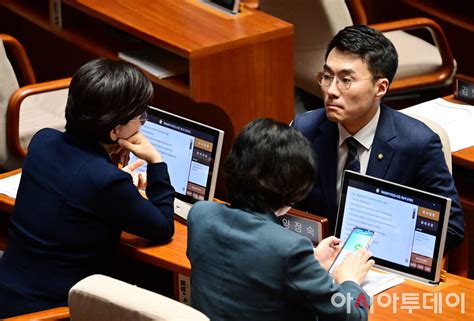 포토 대화하는 김남국 양향자 무소속 의원 아시아투데이