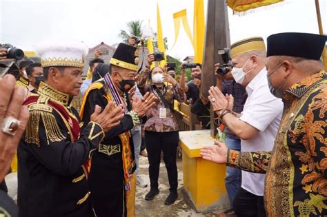 Laa Nyalla Matalitti Terima Gelar Kebangsawanan Dari Kesultanan Gunung