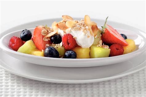 Griekse Yoghurt Met Vers Zomerfruit Recept Allerhande Albert Heijn