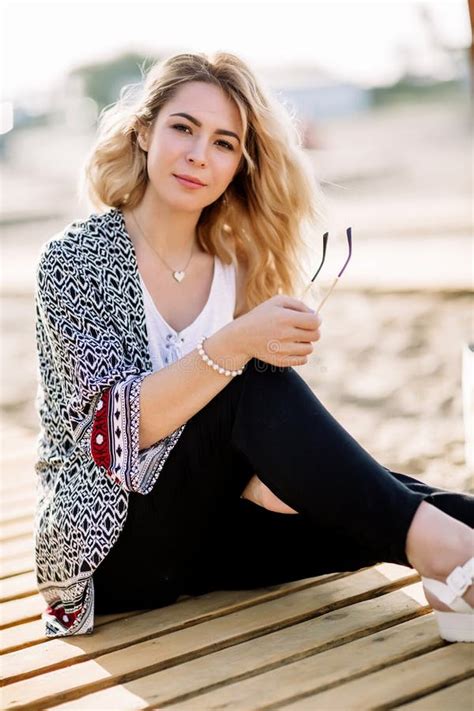 Fille Blonde Sur La Plage De La Plage Sablonneuse Par La Mer Image Stock Image Du C Te Beau