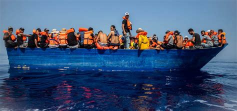 Lampedusa Emergenza Migranti Continua 4 000 In Hotspot Altri 500