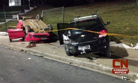 Motorista colide carro na traseira de outro veículo e capota na