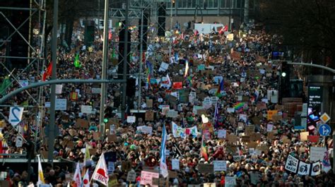 Berliner Tageszeitung Demonstrationen Gegen Rechts Gehen Weiter