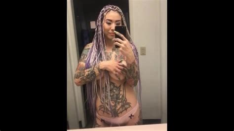 脱衣舞在陷阱性感纹身亚洲巨乳 Thot 日本亚洲 Tatted 墨水钢管舞者表演