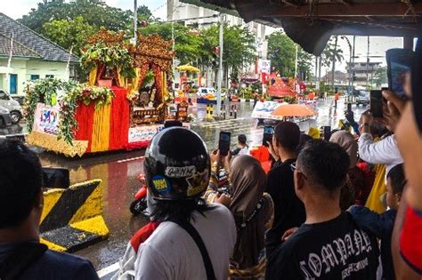 Meski Hujan Warga Tetap Bertahan Saksikan Karnaval Budaya HUT Palembang