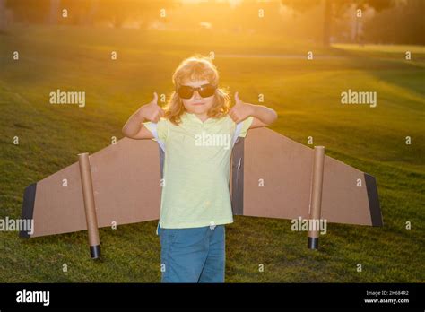 Niño con gafas piloto jugando con mochila de juguete Un niño piloto