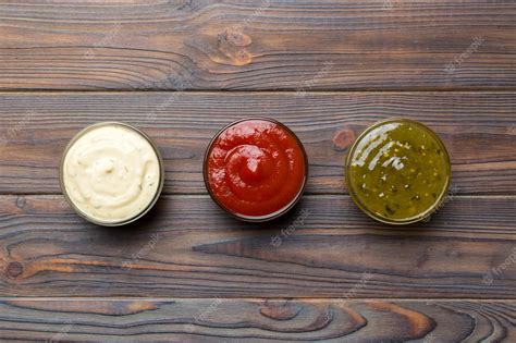 Diferentes Tipos De Salsas En Tazones En Un Tablero De Colores Vista