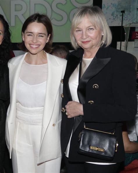 Emilia Clarke Things On Twitter Emilia Clarke And Her Mom Jenny 🥰